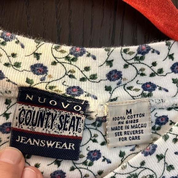 Nuovo jeans wear sleeveless top. White with blue flowers. Size Medium - Picture 2 of 6